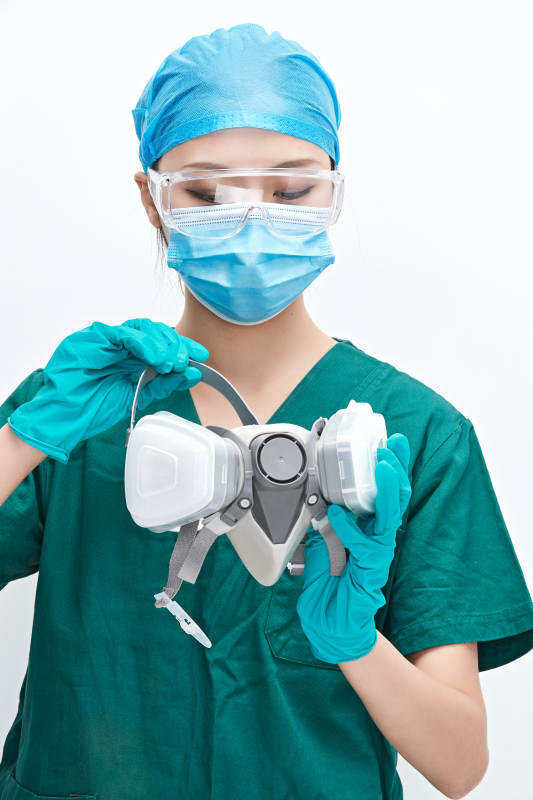 白色背景下的外科手术医疗人员形象图片