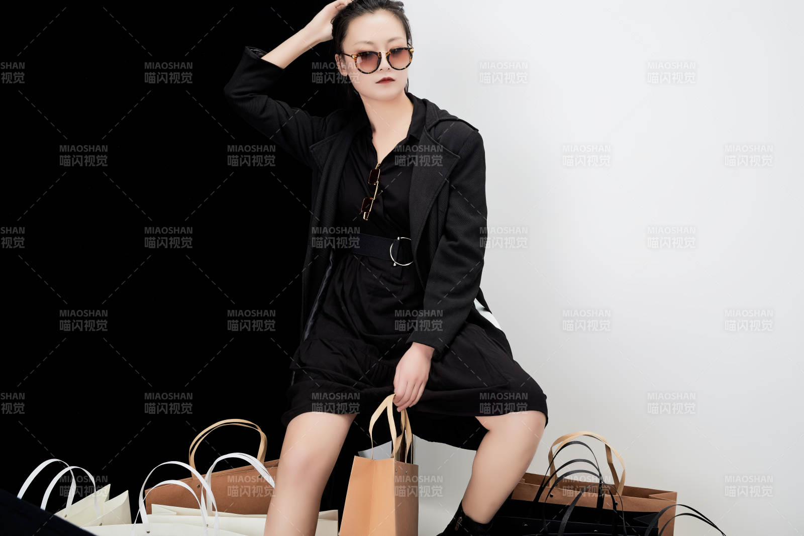 黑白色背景下的手提购物袋的时尚亚洲少女图片