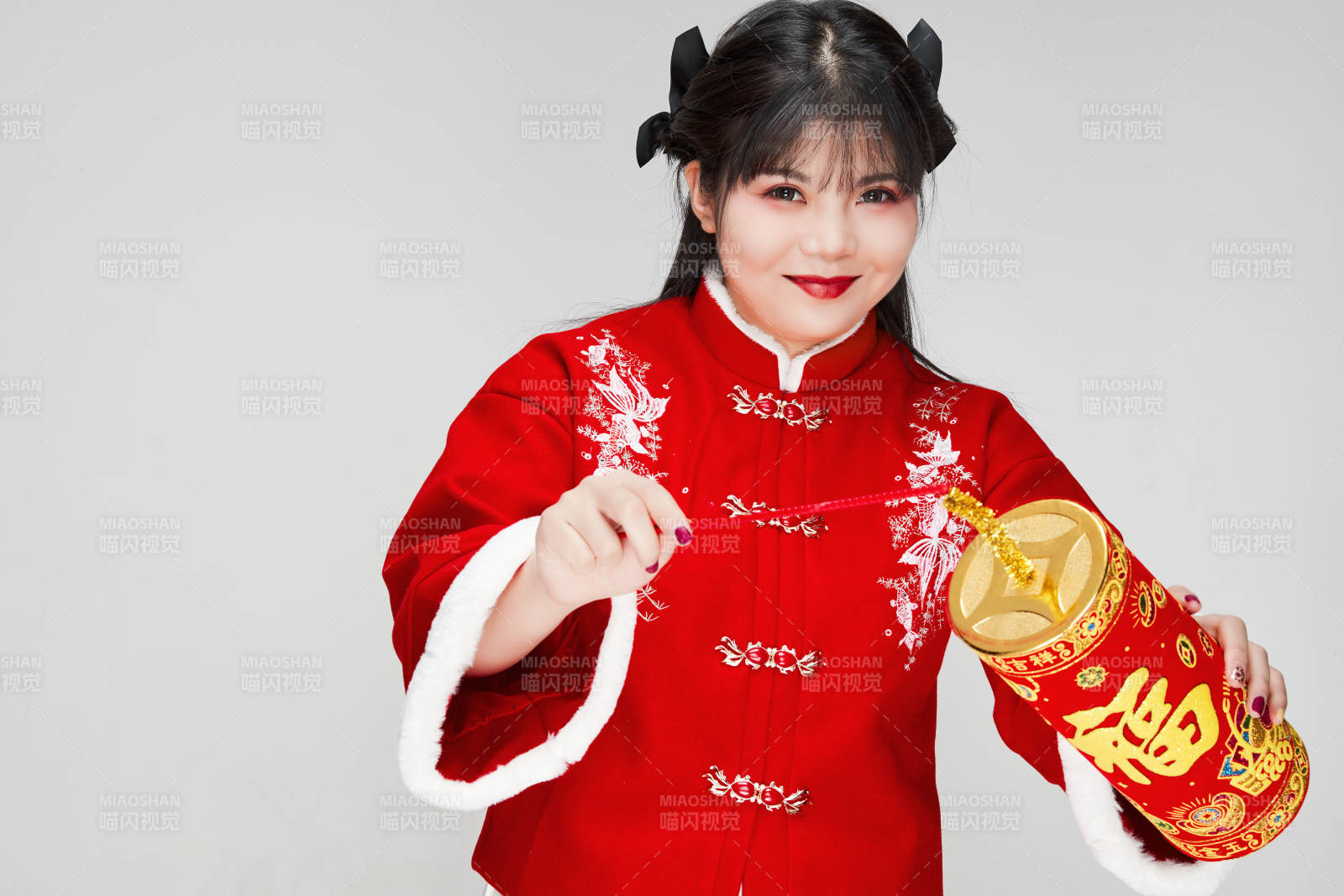 怀抱爆竹身穿喜庆汉服的可爱少女图片