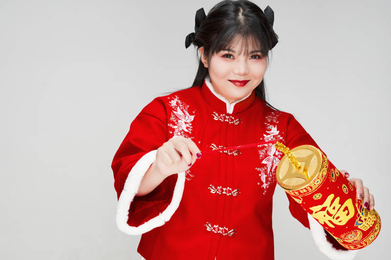 怀抱爆竹身穿喜庆汉服的可爱少女图片