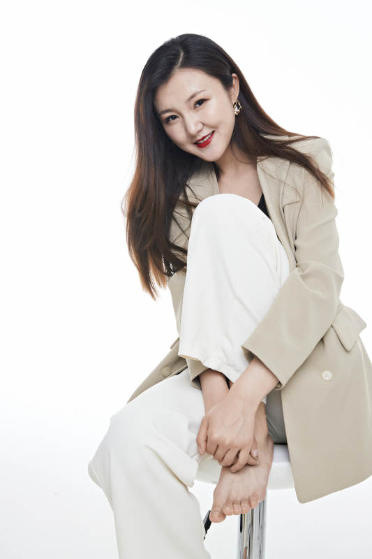 棚拍白色背景亚洲年轻职业女性图片