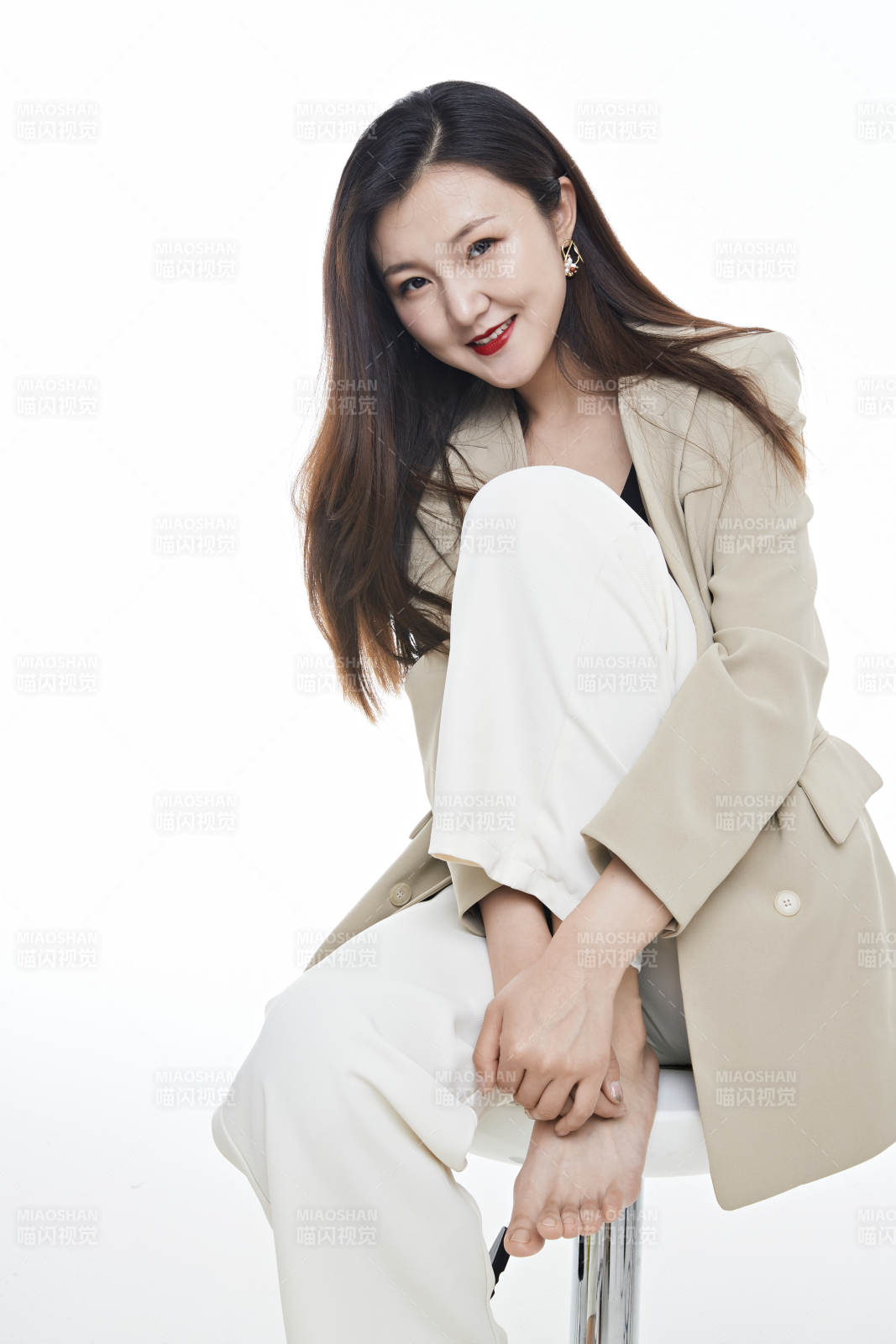 棚拍白色背景亚洲年轻职业女性图片