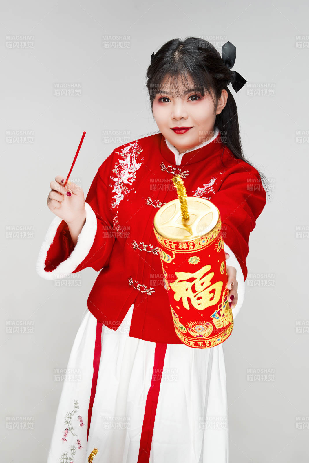 怀抱爆竹身穿喜庆汉服的可爱少女图片