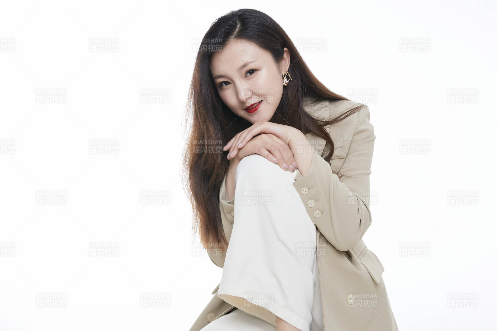 棚拍白色背景亚洲年轻职业女性图片