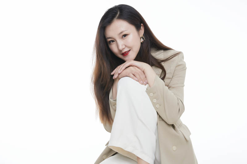 棚拍白色背景亚洲年轻职业女性图片