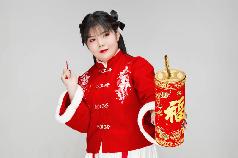 怀抱爆竹身穿喜庆汉服的可爱少女图片