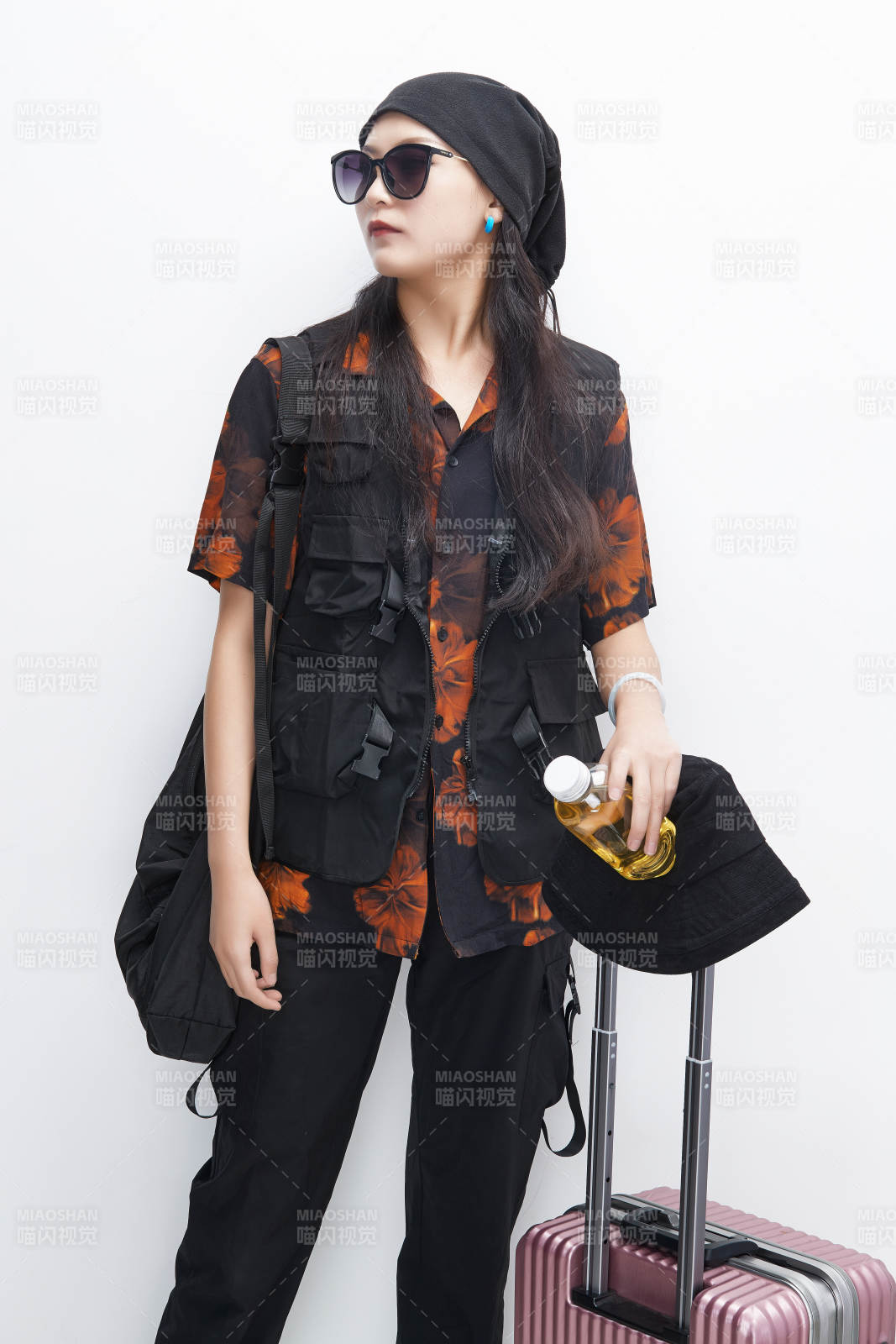 白色背景下准备出发旅行的美丽东方女大学生图片