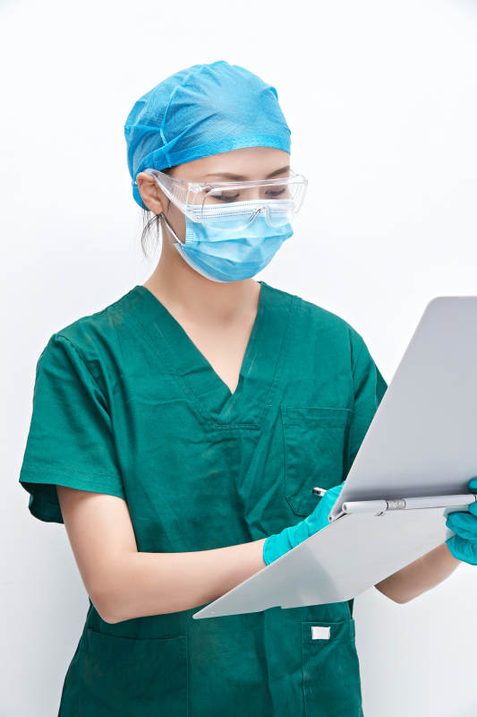 白色背景下的外科手术医疗人员形象图片