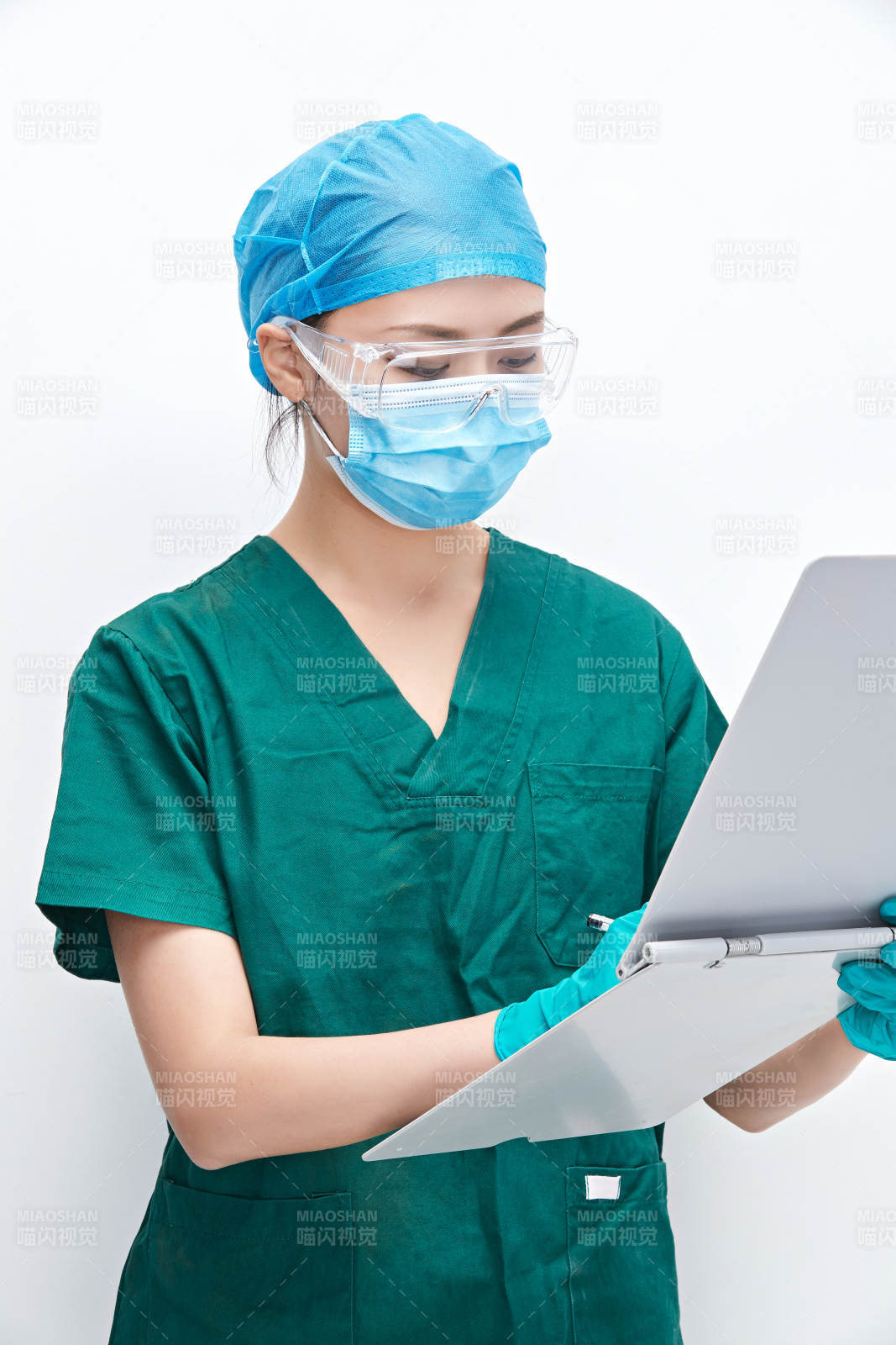 白色背景下的外科手术医疗人员形象图片