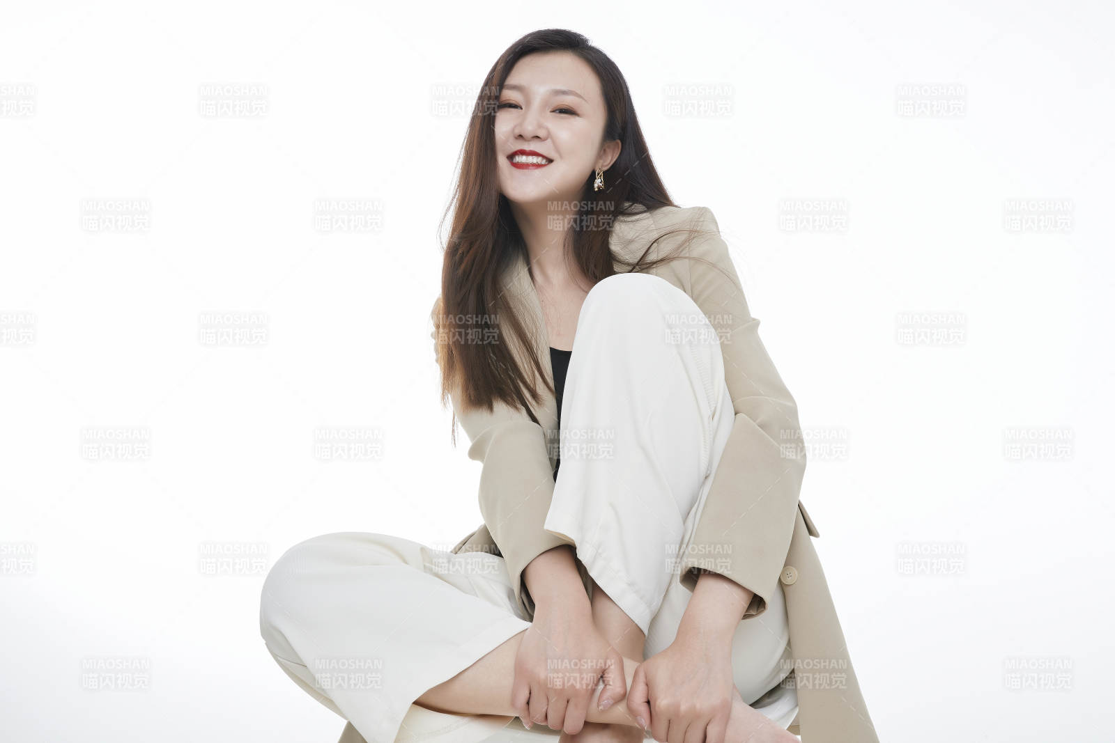 棚拍白色背景亚洲年轻职业女性图片