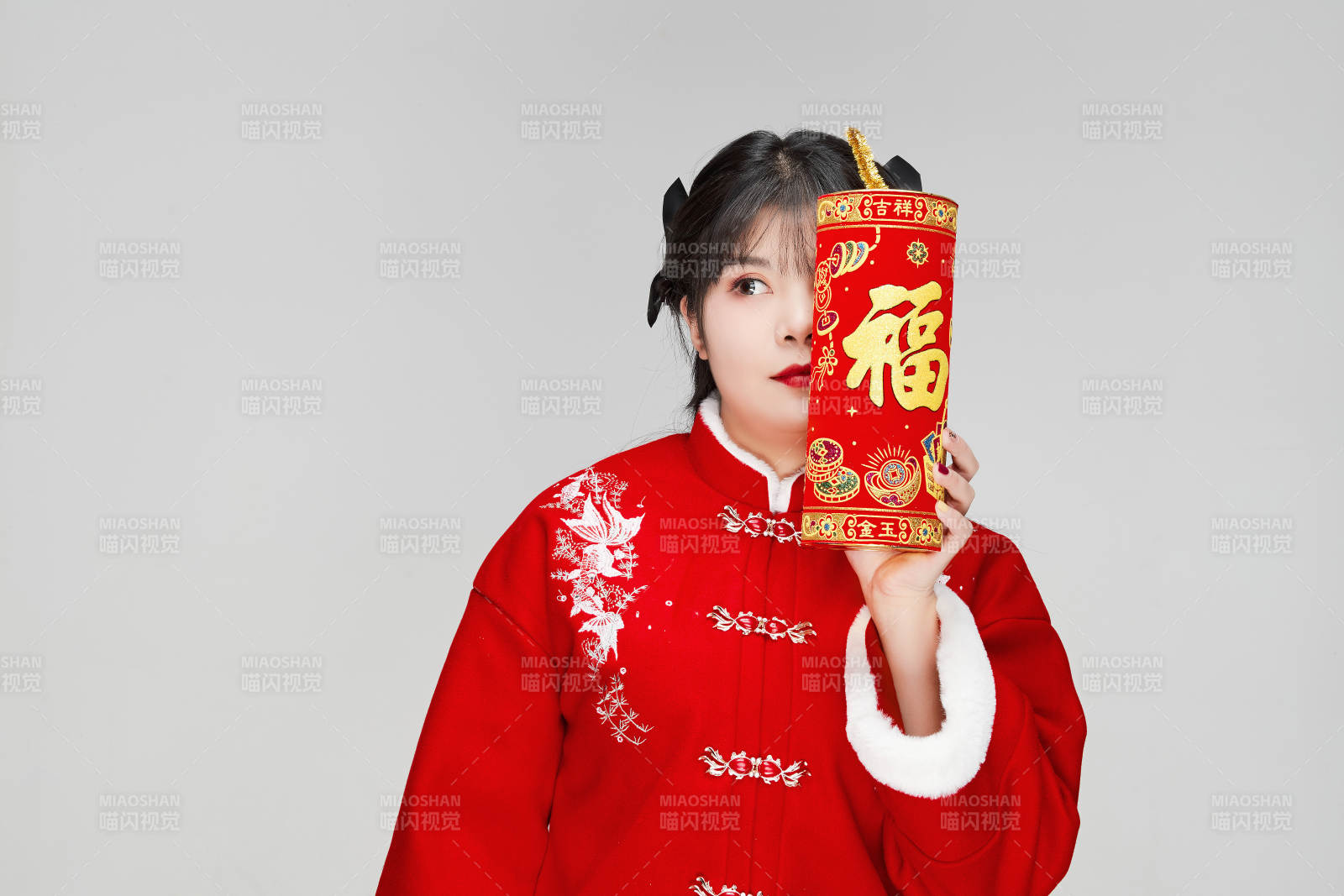 怀抱爆竹身穿喜庆汉服的可爱少女图片