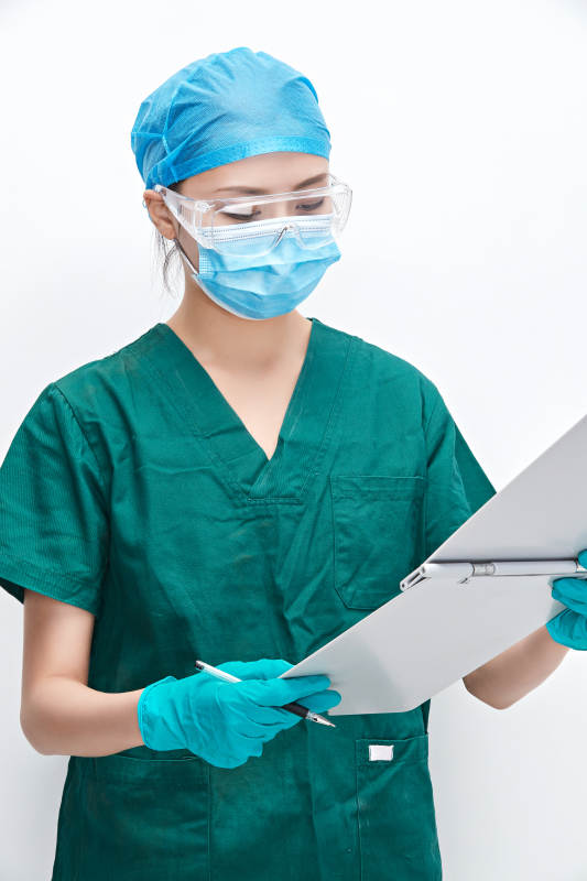 白色背景下的外科手术医疗人员形象图片