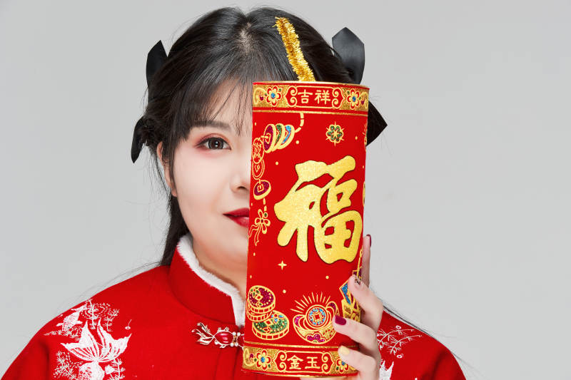 怀抱爆竹身穿喜庆汉服的可爱少女图片