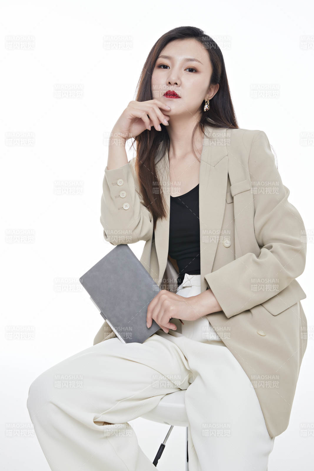 棚拍白色背景亚洲年轻职业女性图片