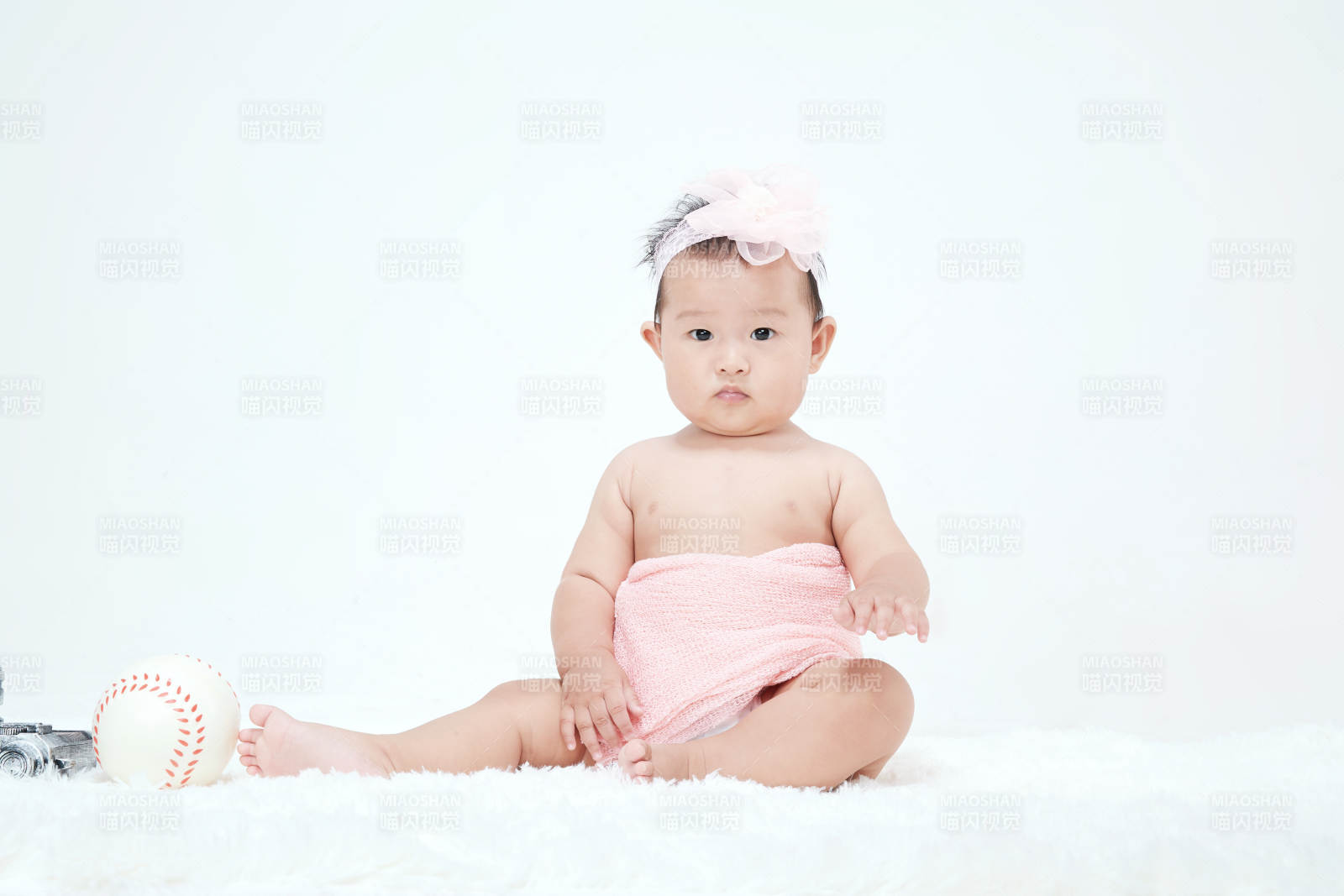 可爱的宝宝在毛茸茸的垫子上玩耍图片