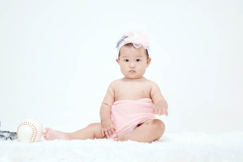 可爱的宝宝在毛茸茸的垫子上玩耍图片