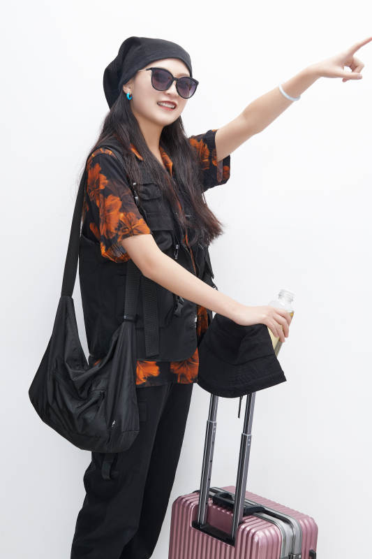 白色背景下准备出发旅行的美丽东方女大学生图片