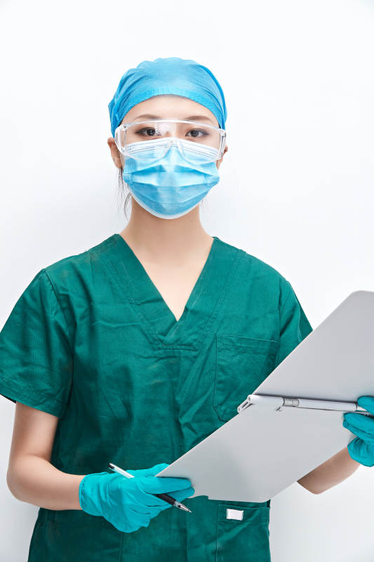 白色背景下的外科手术医疗人员形象图片