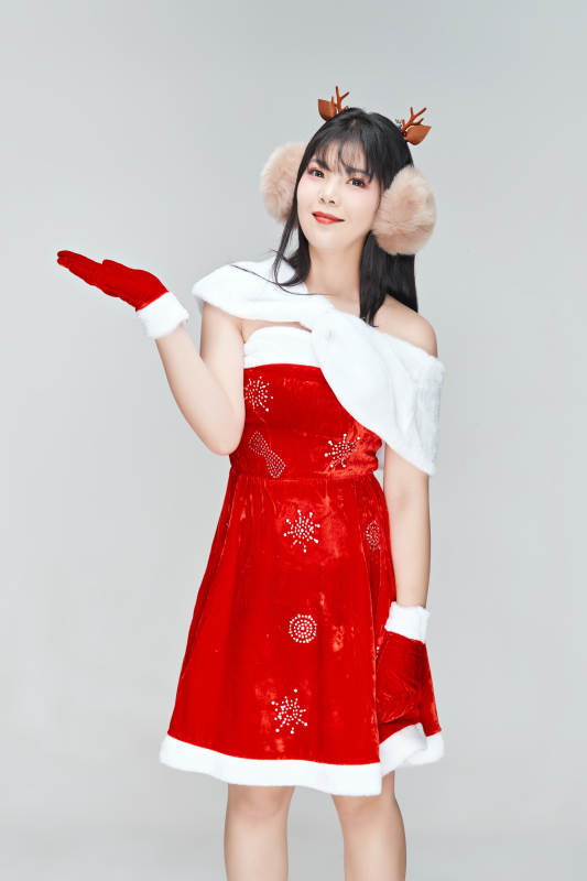 身穿圣诞服饰的性感可爱亚洲少女图片