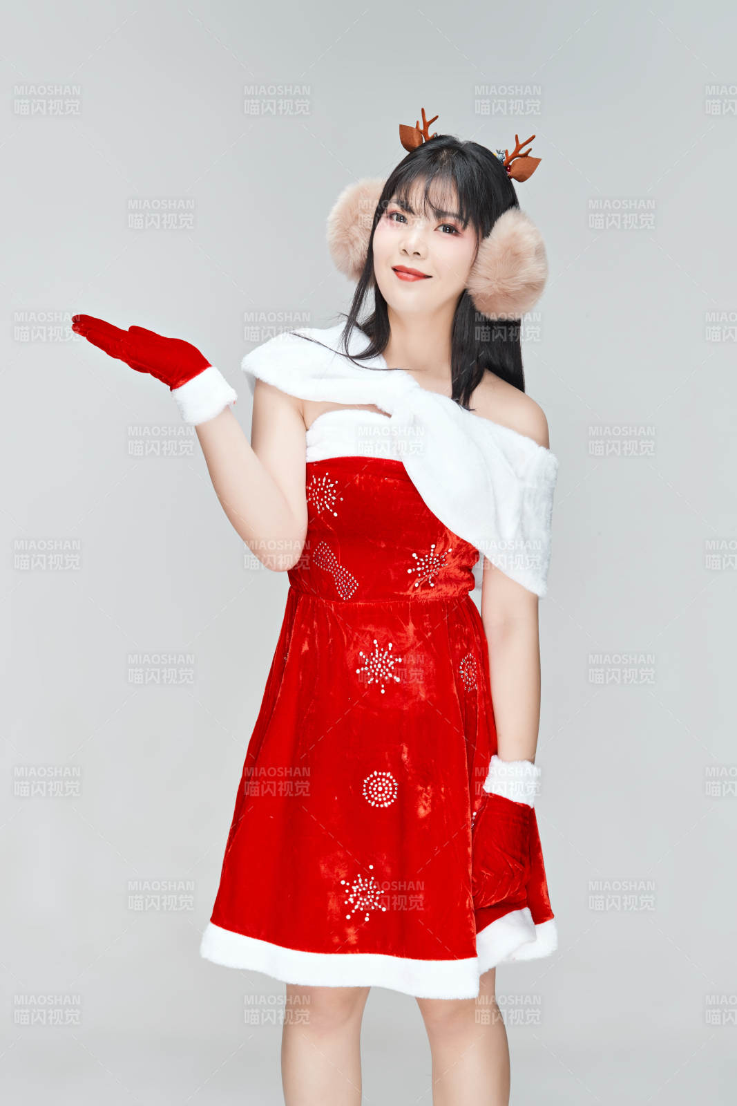 身穿圣诞服饰的性感可爱亚洲少女图片