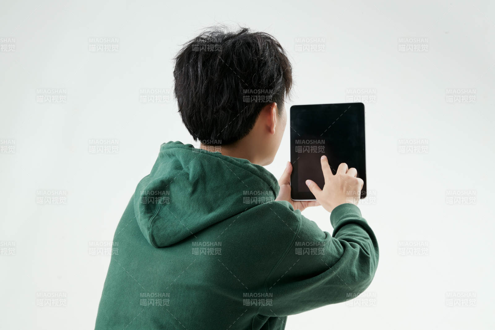 沉浸在网络恋爱世界的青年男子图片