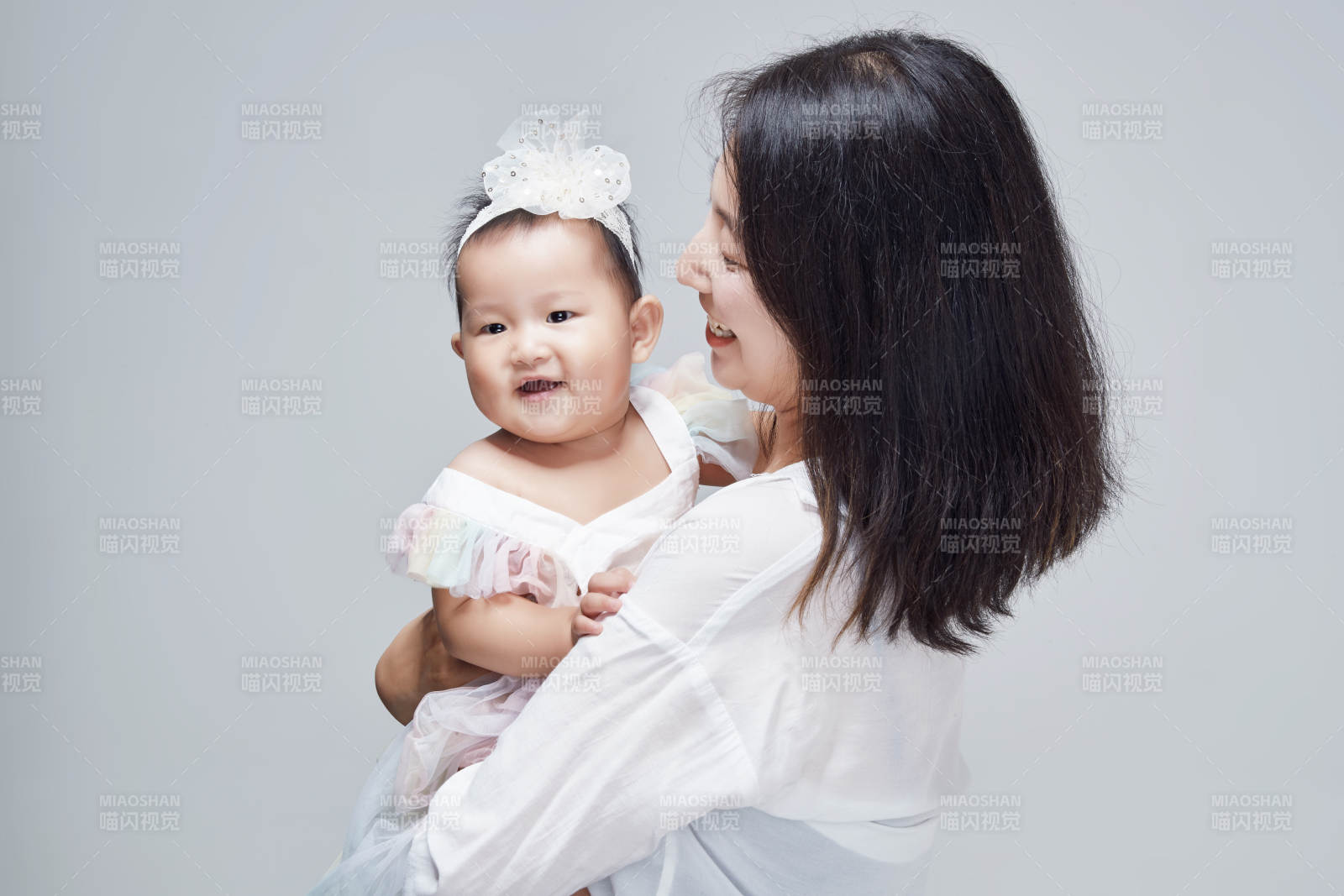 妈妈陪伴宝宝快乐的玩耍图片