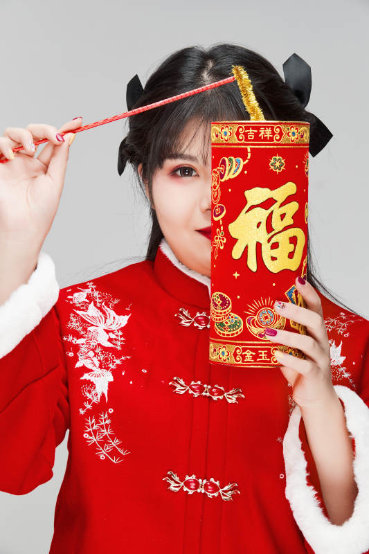 怀抱爆竹身穿喜庆汉服的可爱少女图片