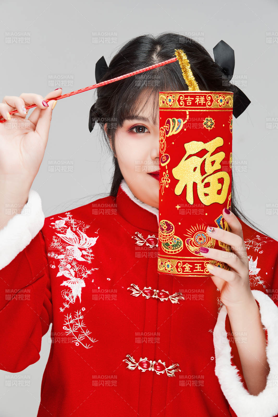 怀抱爆竹身穿喜庆汉服的可爱少女图片