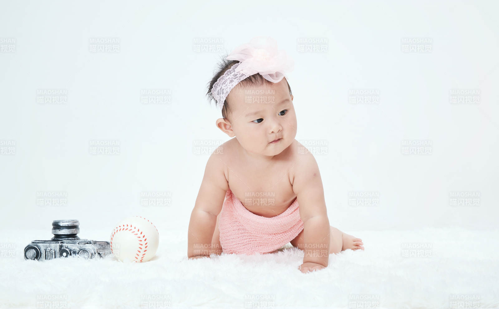 可爱的宝宝在毛茸茸的垫子上玩耍图片