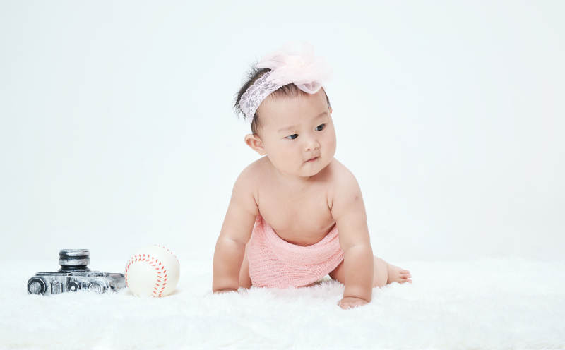 可爱的宝宝在毛茸茸的垫子上玩耍图片