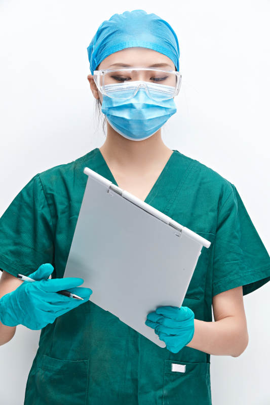 白色背景下的外科手术医疗人员形象图片