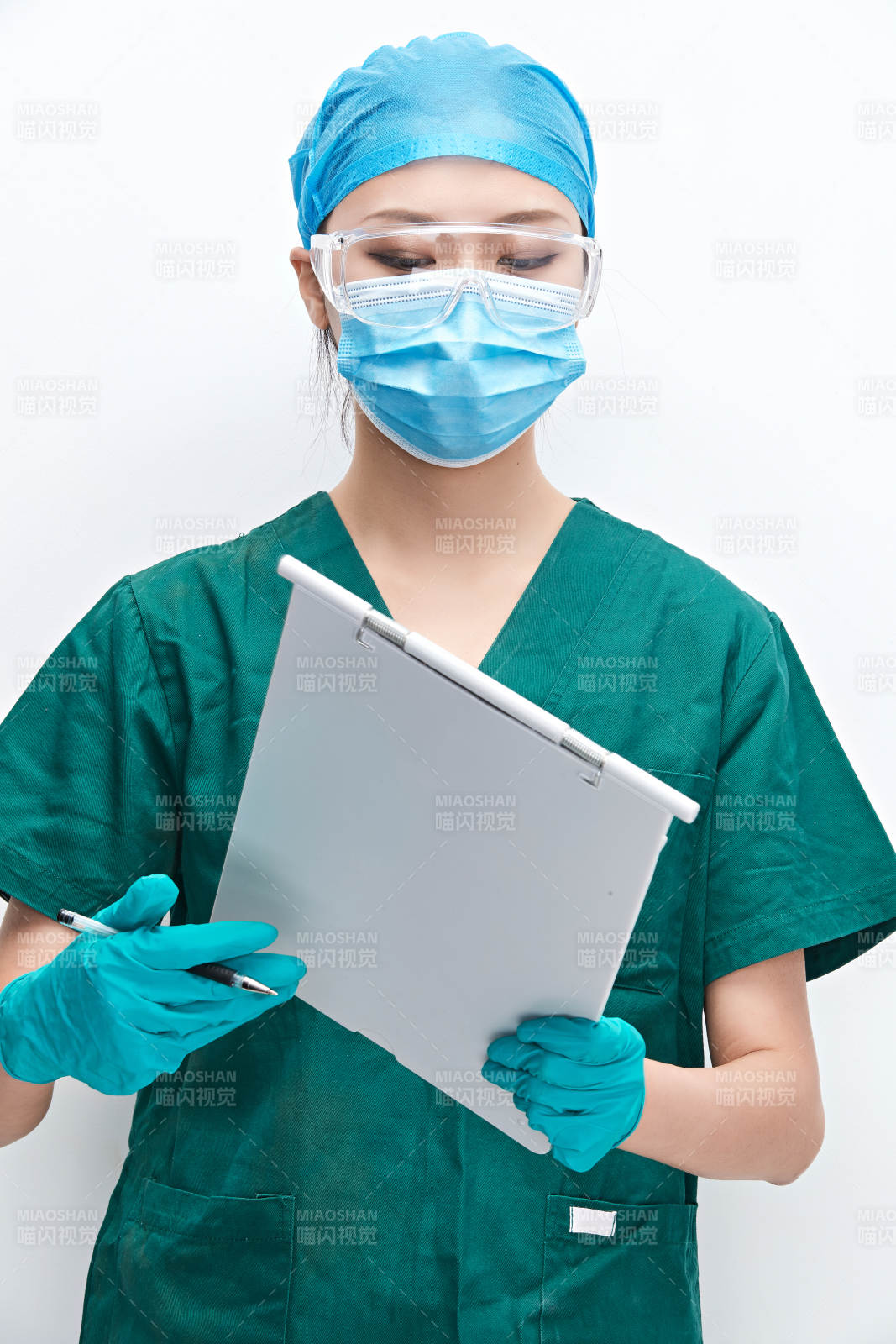 白色背景下的外科手术医疗人员形象图片
