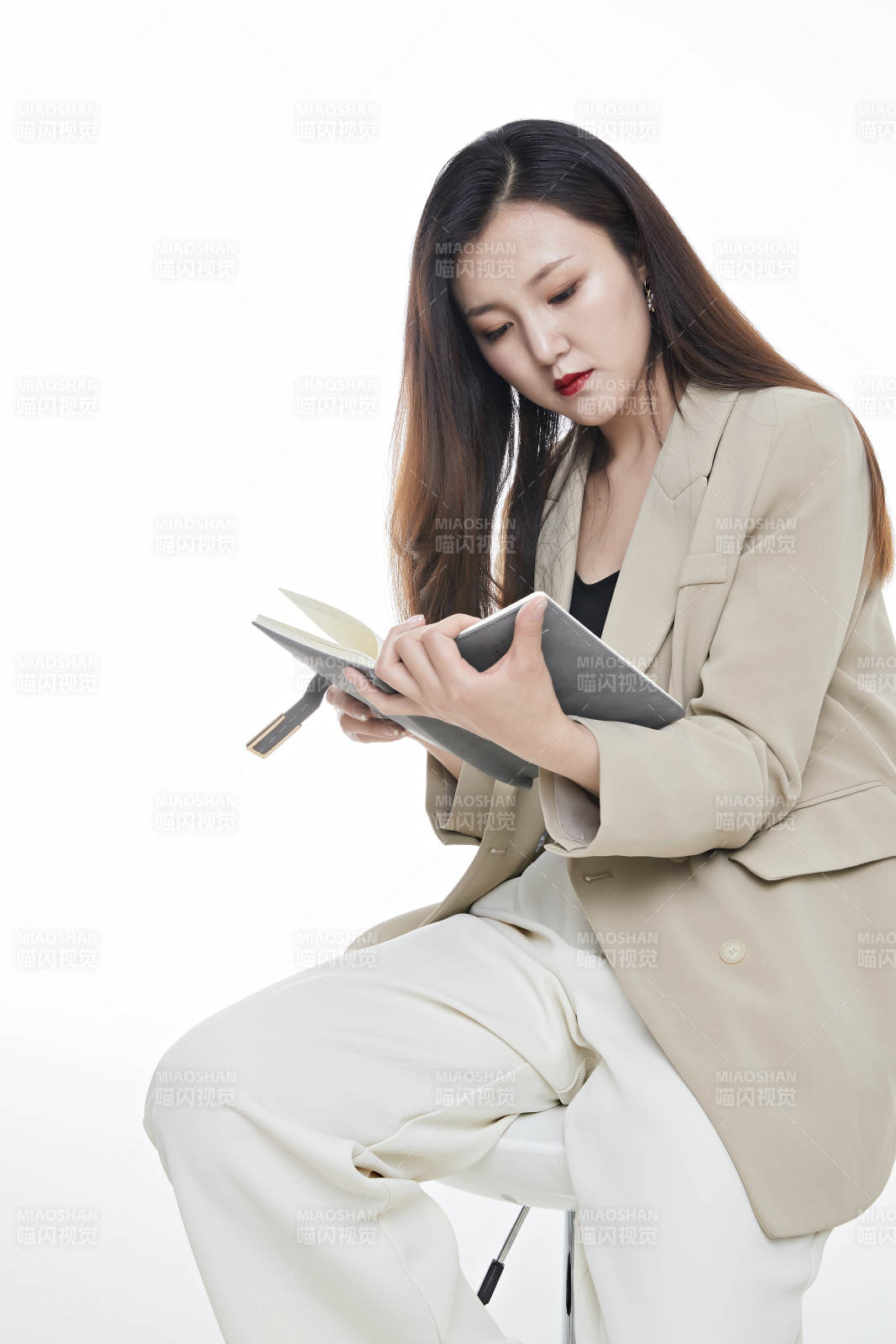 棚拍白色背景亚洲年轻职业女性图片