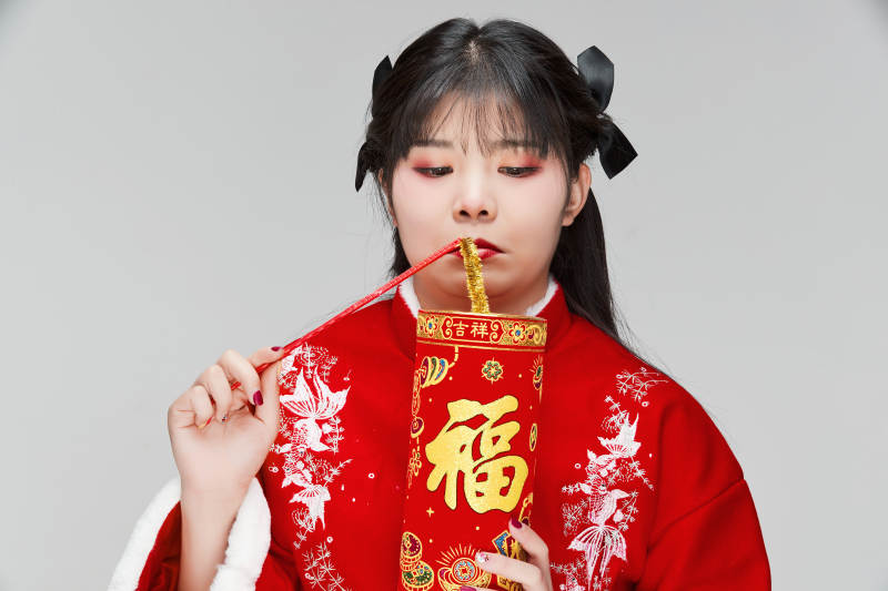 怀抱爆竹身穿喜庆汉服的可爱少女图片