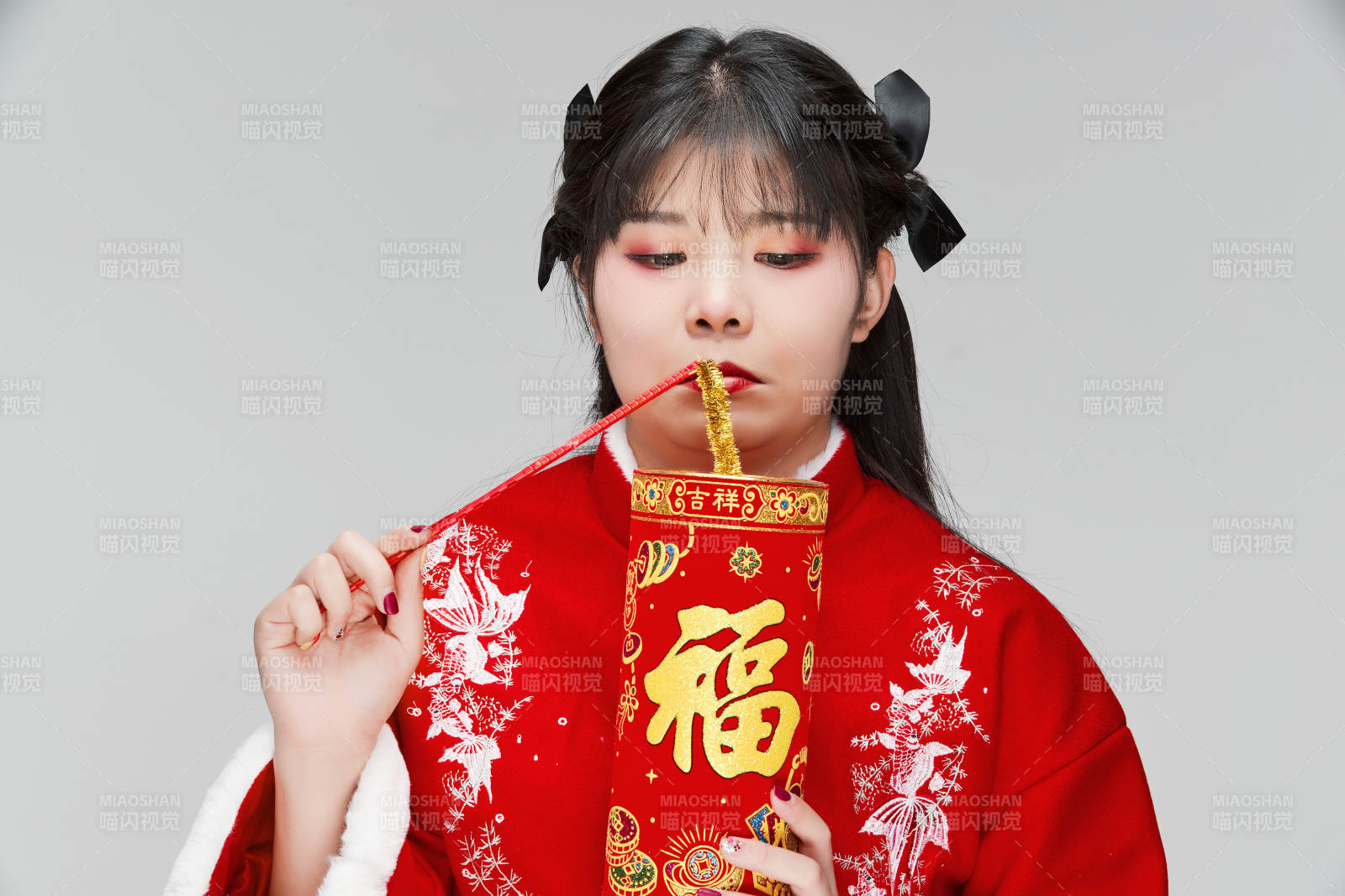 怀抱爆竹身穿喜庆汉服的可爱少女图片