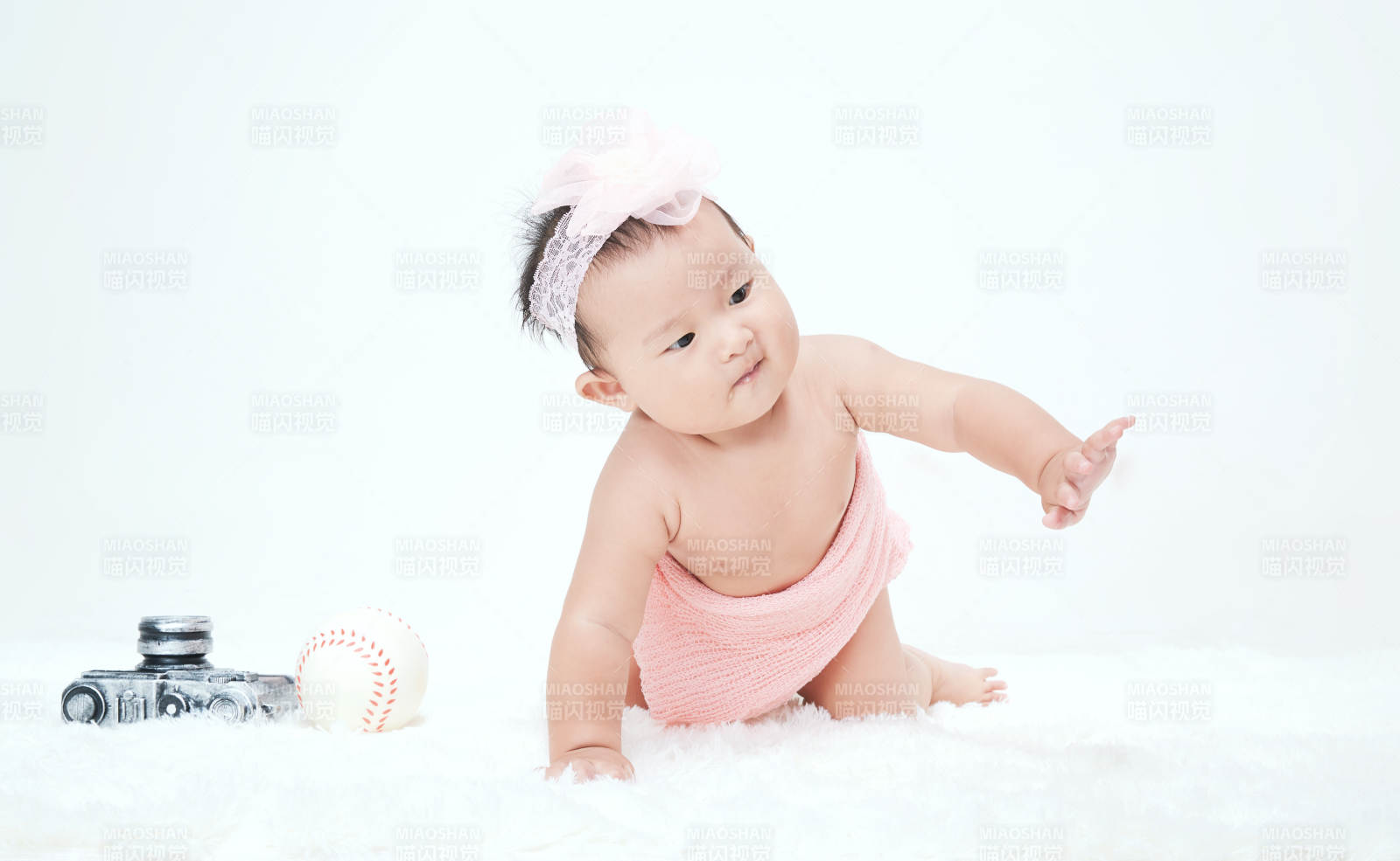 可爱的宝宝在毛茸茸的垫子上玩耍图片