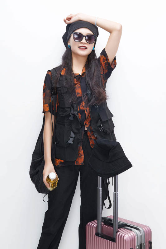 白色背景下准备出发旅行的美丽东方女大学生图片