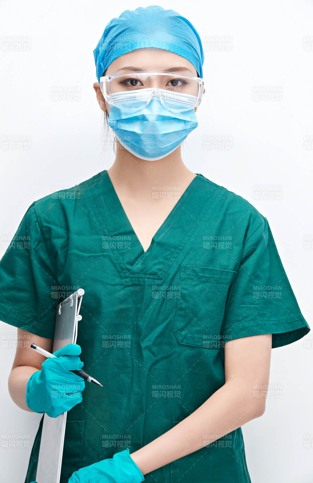 白色背景下的外科手术医疗人员形象图片