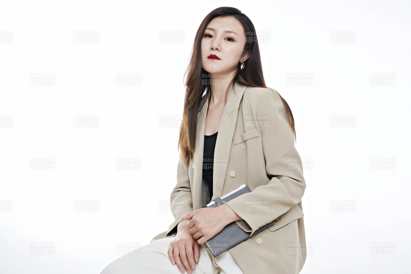 棚拍白色背景亚洲年轻职业女性图片