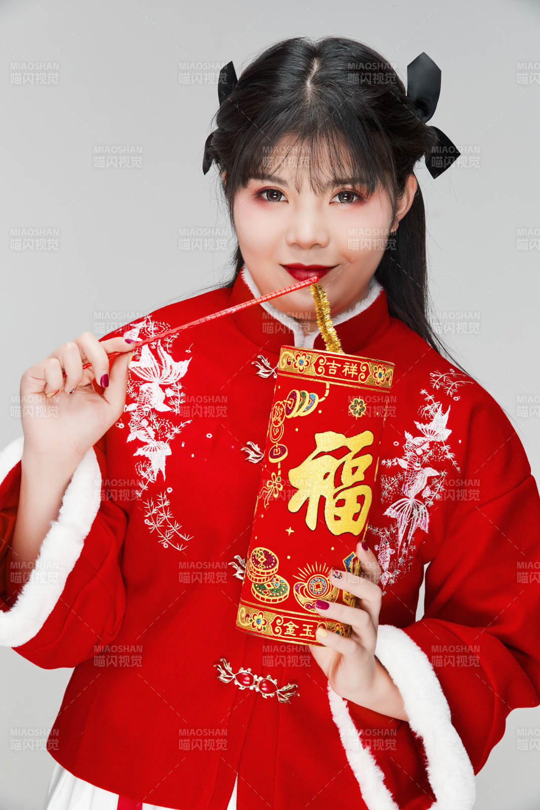 怀抱爆竹身穿喜庆汉服的可爱少女图片