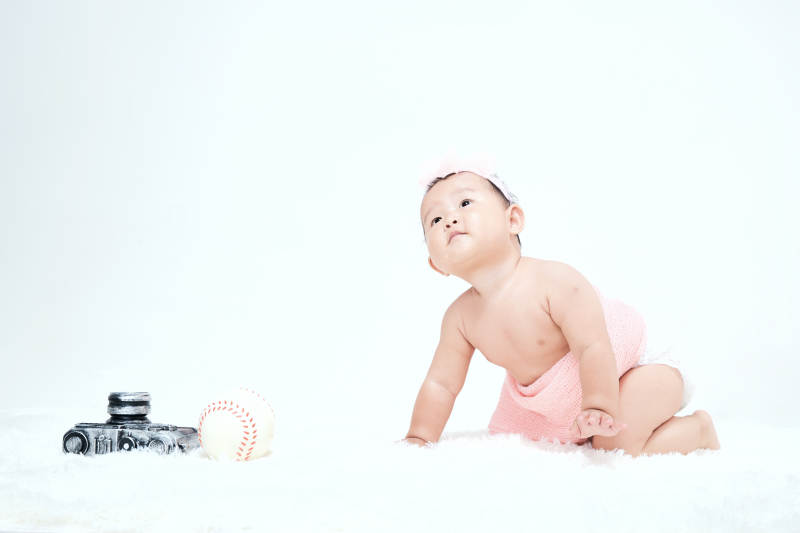 可爱的宝宝在毛茸茸的垫子上玩耍图片