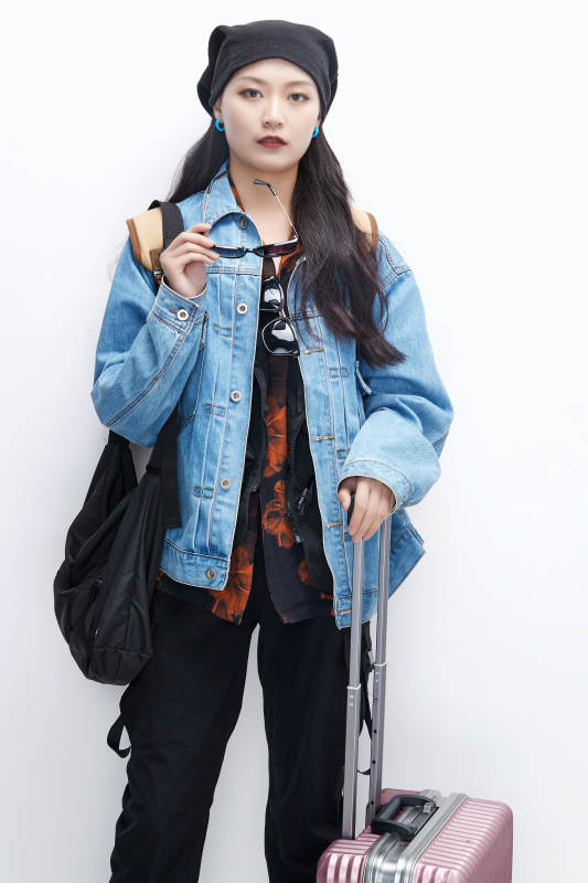 白色背景下准备出发旅行的美丽东方女大学生图片