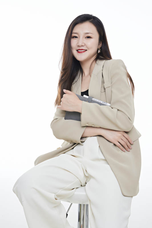 棚拍白色背景亚洲年轻职业女性图片