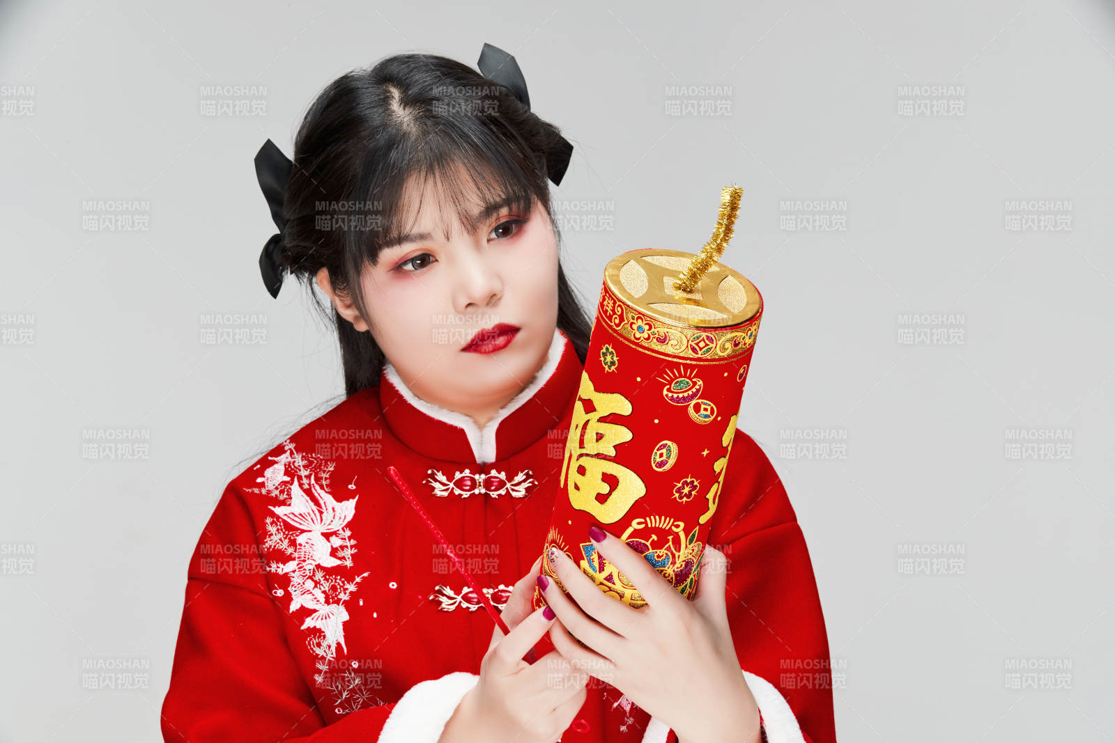 怀抱爆竹身穿喜庆汉服的可爱少女图片