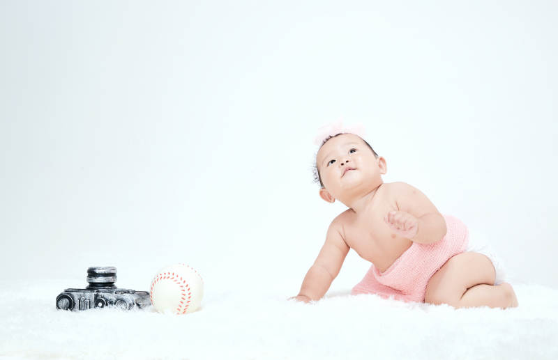 可爱的宝宝在毛茸茸的垫子上玩耍图片