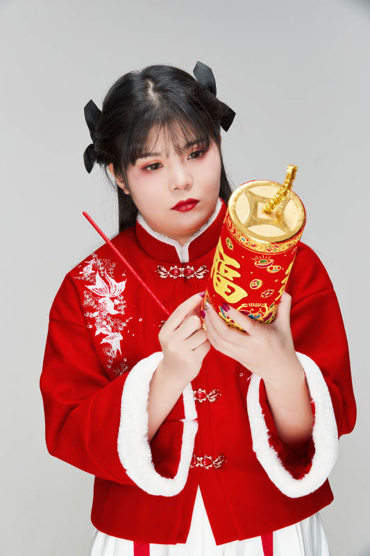 怀抱爆竹身穿喜庆汉服的可爱少女图片