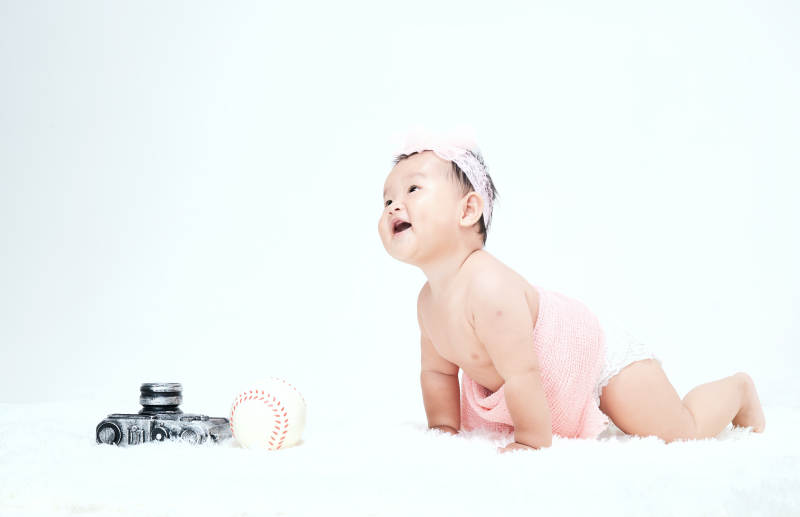 可爱的宝宝在毛茸茸的垫子上玩耍图片