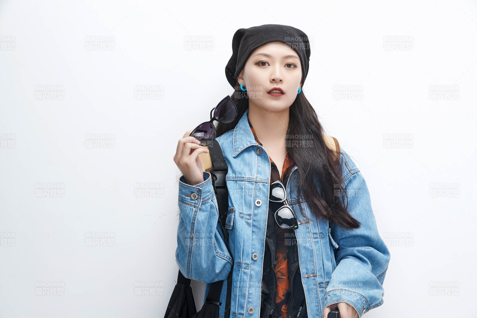 白色背景下准备出发旅行的美丽东方女大学生图片