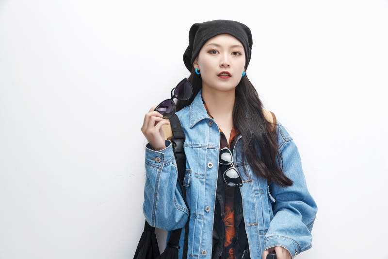 白色背景下准备出发旅行的美丽东方女大学生图片