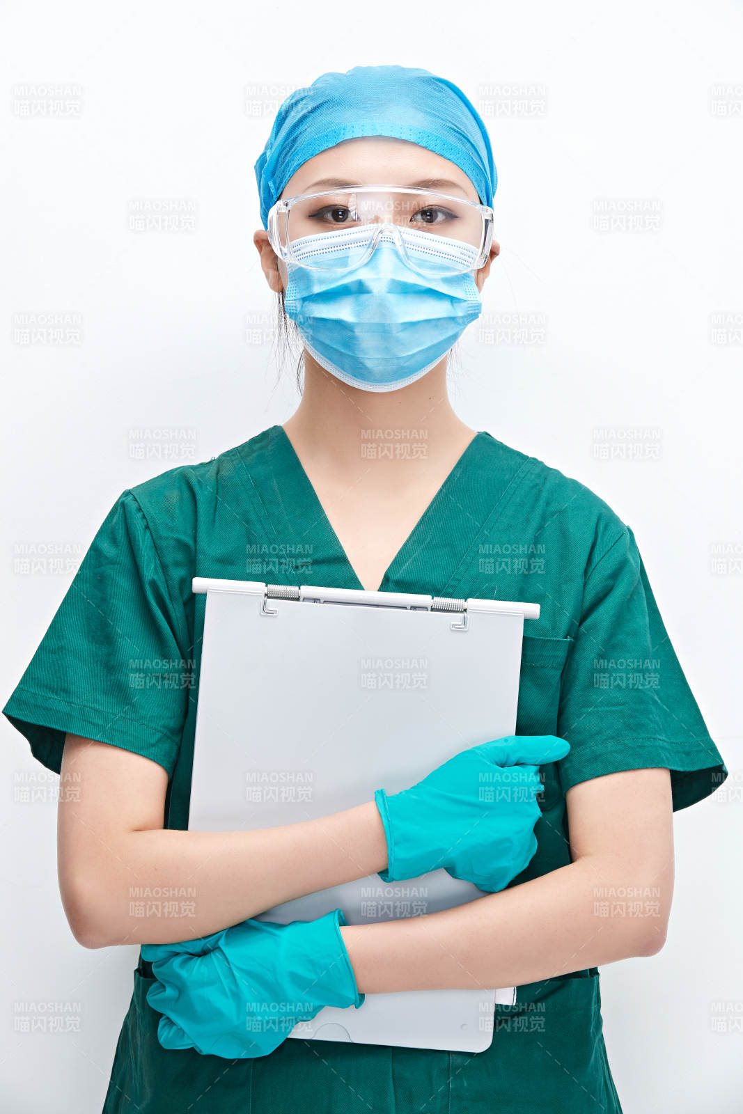白色背景下的外科手术医疗人员形象图片
